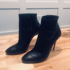 🖤Louboutin Leather Booties🖤